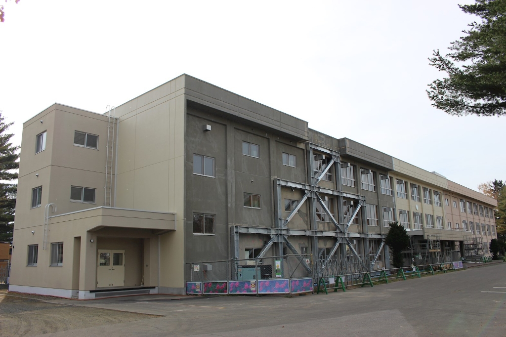 中学校　北見市立南中学校（中学校）まで661m