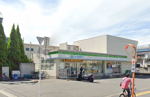 コンビニ　ファミリーマート加平一丁目店（コンビニ）まで100m