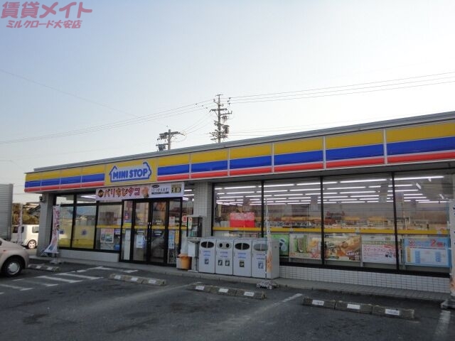 コンビニ　ミニストップ菰野店（コンビニ）まで553m