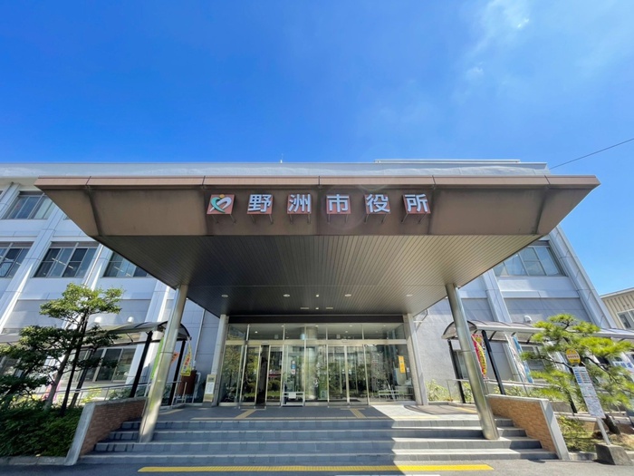 役所　野洲市役所（役所）まで900m