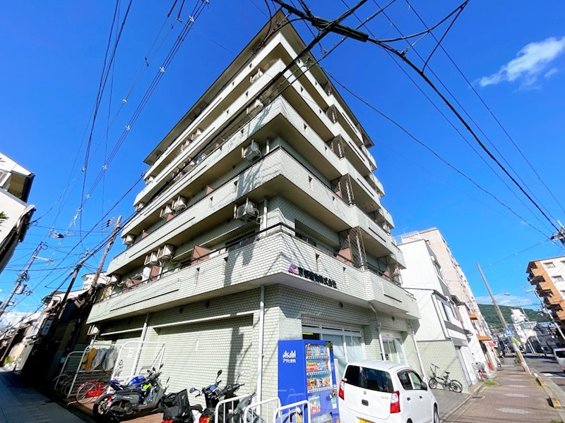 建物外観　鉄筋コンクリート造7階建てマンション。