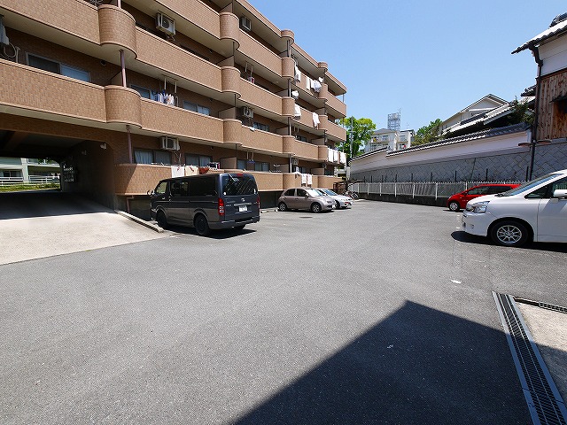 駐車場　駐車場に車を止められます
