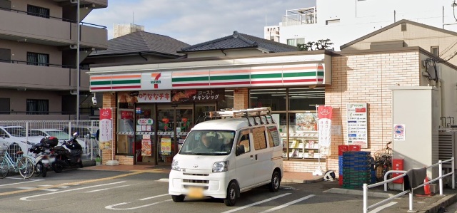 コンビニ　セブンイレブン（コンビニ）まで311m