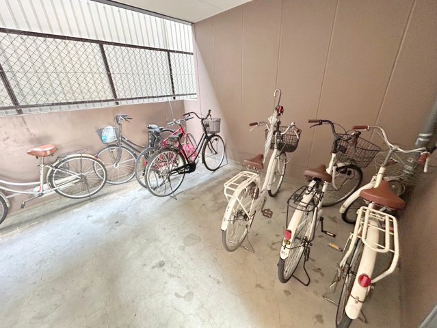 駐車場　敷地内には入居者専用の駐輪スペースもあります。