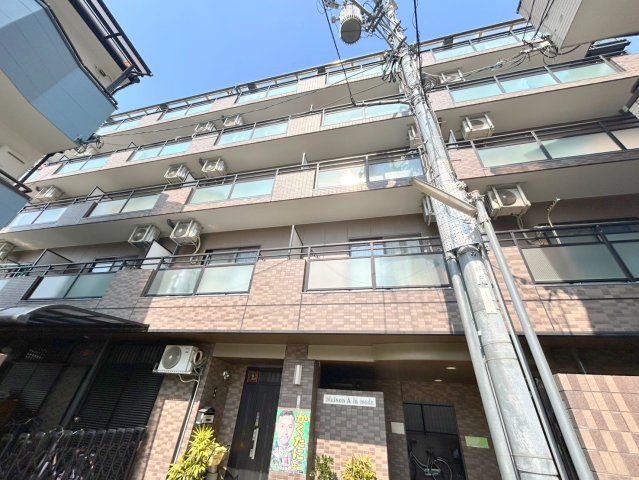 建物外観　閑静な住宅地にある、落ちついた色合いのキレイな建物です。