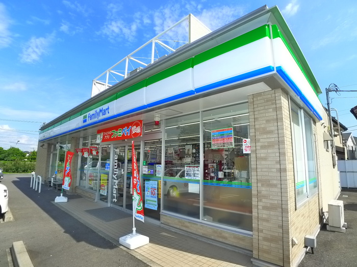 コンビニ　ファミリーマート（コンビニ）まで150m
