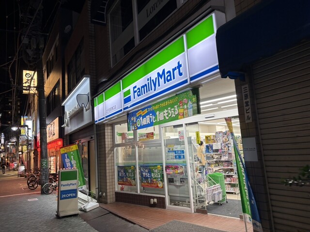 コンビニ　ファミリーマート北千住駅西口店（コンビニ）まで117m