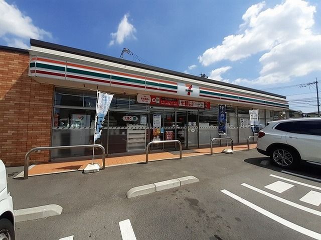 コンビニ　セブンイレブンさん（コンビニ）まで550m