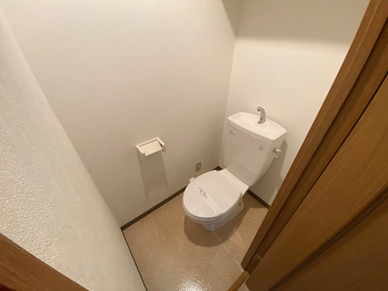 トイレ　入居前に撮影した写真です。退去後改装する為、変更になる場合が