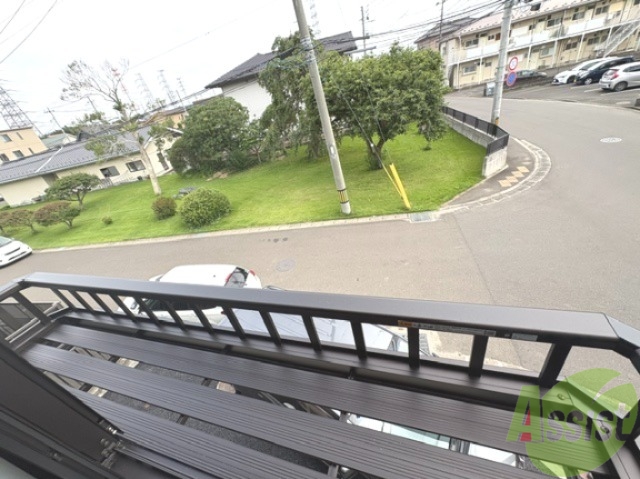 バルコニー　こちらにお花などを置くと華やかになりそうですね。