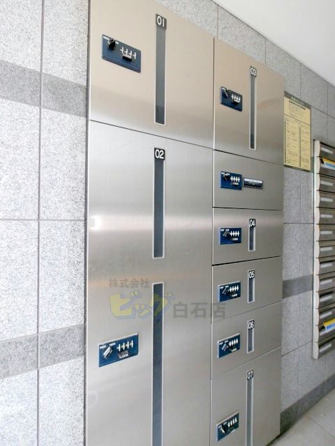 エントランス　留守中も荷物が受け取れて便利な宅配ＢＯＸ完備しています♪