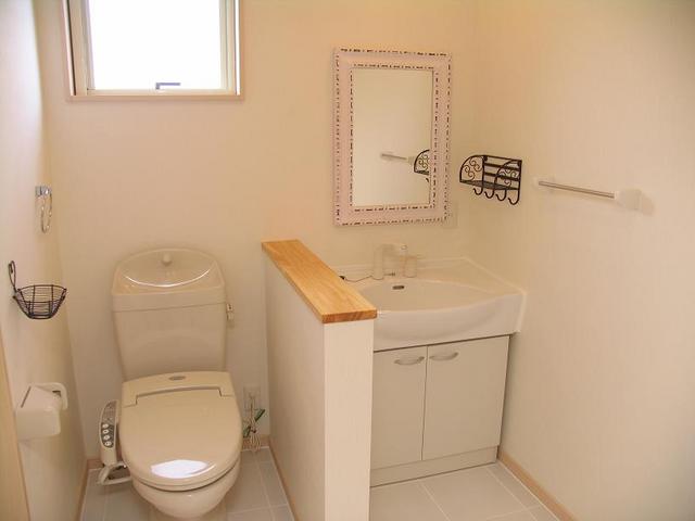 トイレ　※床・アクセントクロスはお部屋によって色味が異なります。現況