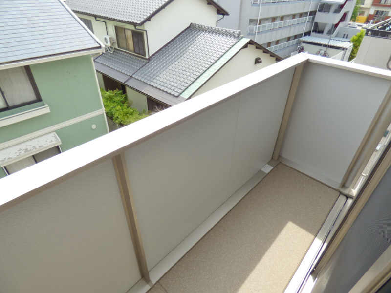 バルコニー　南東向きバルコニーで日当たり良好