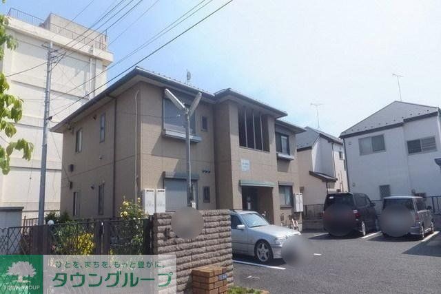 駐車場　静かな住宅地に建つ綺麗なアパートですよ。