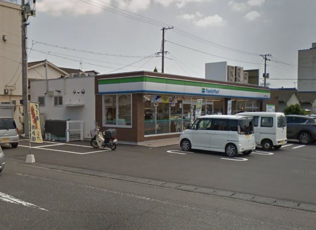 コンビニ　ファミリーマート（コンビニ）まで672m