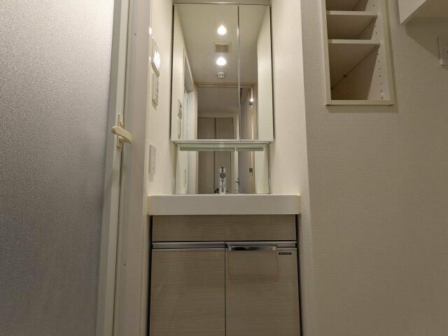 洗面設備　明るい洗面所です