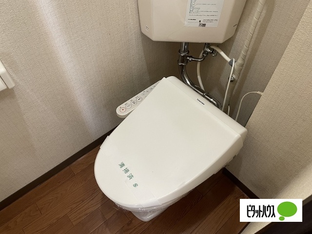 トイレ　※床や設備の色は異なることがあります