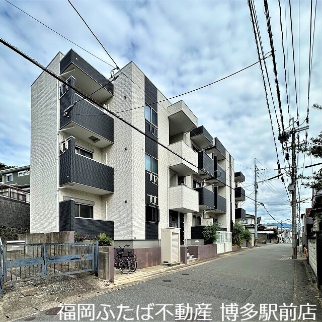 Starry諸岡の外観写真