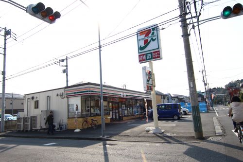 コンビニ　セブンイレブン（コンビニ）まで159m