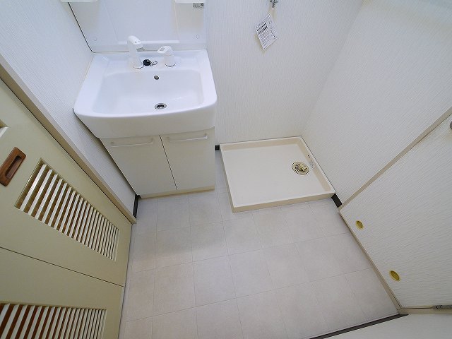 洗面設備　明るい洗面所です