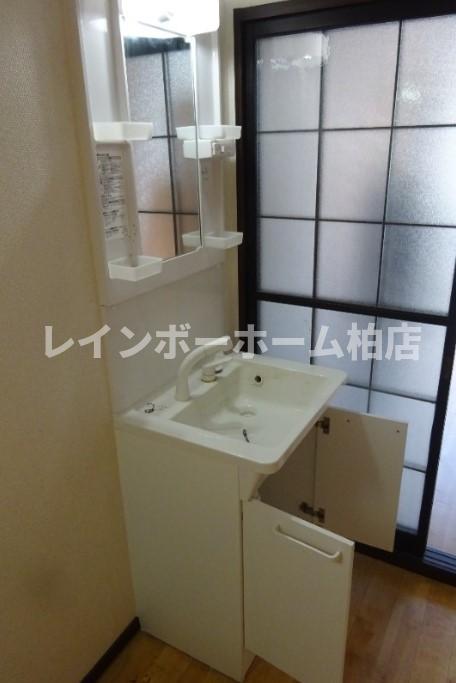 洗面設備　明るい洗面所です
