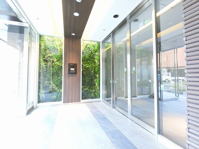 クリスタルグランツOSAKA WEST GATEの外観写真
