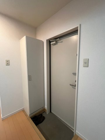 玄関　同物件内105号室の写真になります