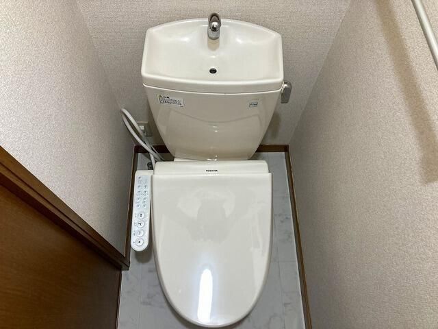 東急田園都市線 三軒茶屋駅 徒歩5分 3階建 築22年のトイレ写真
