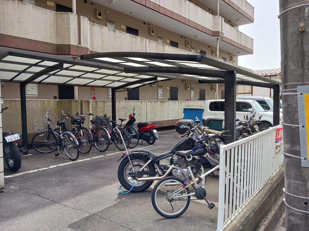 その他共有部分　屋根付き駐輪場あります
