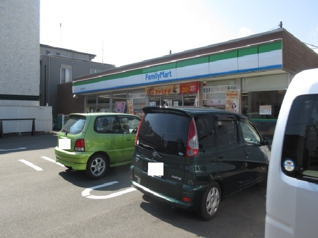 コンビニ　ファミリーマート（コンビニ）まで750m