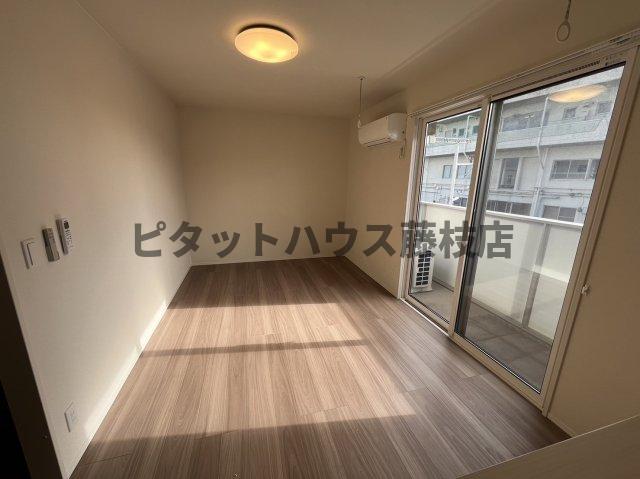 ＪＲ東海道本線 西焼津駅 徒歩27分 2階建 築5年の居間写真
