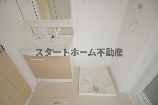 洗面設備　ゆったりとスペースのある洗面所