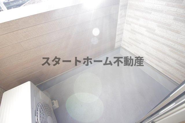 バルコニー　暖かな日差しのふりそそぐバルコニー