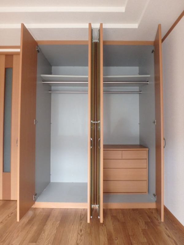 収納　鏡付きで姿見いらずです☆
