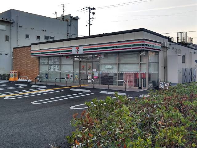 コンビニ　セブンイレブン西宮中前田町店（コンビニ）まで76m