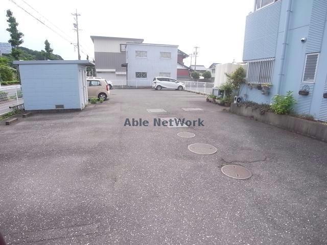 【大垣市牧野町のマンションの駐車場】