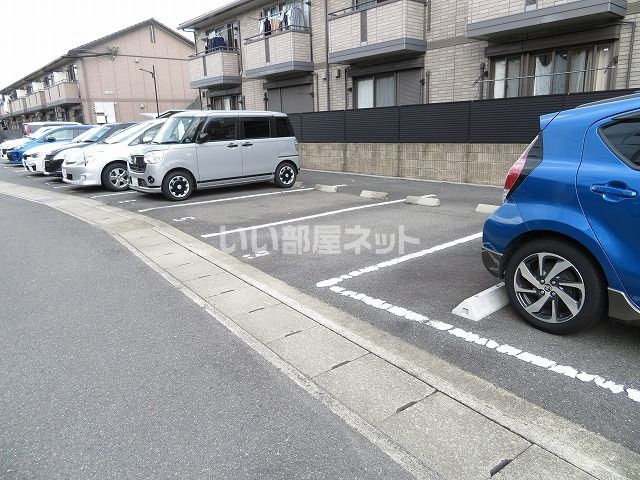 【京都市西京区樫原上池田町のアパートの駐車場】