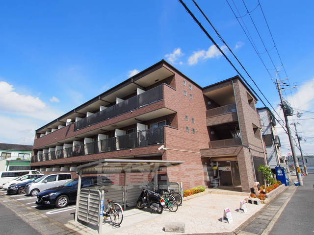 京都市南区上鳥羽山ノ本町のマンションの建物外観