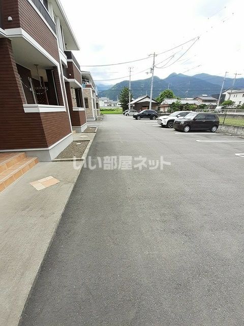 【新居浜市北内町のアパートの駐車場】