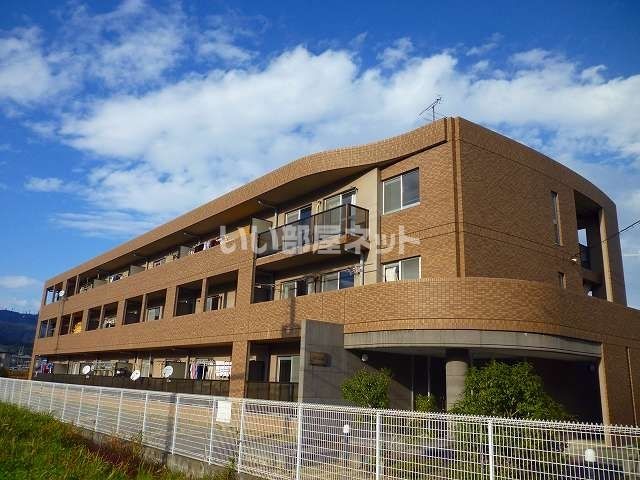 生駒郡平群町大字下垣内のマンションの建物外観