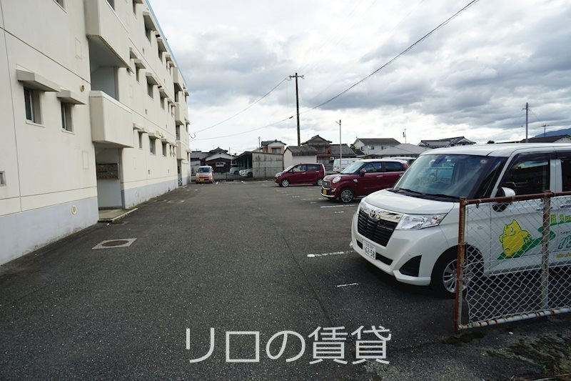 【第一イワキンビルの駐車場】