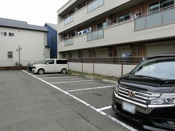 【シャーメゾン賑町の駐車場】