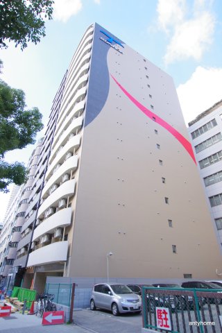 【SERENiTE本町refletの建物外観】