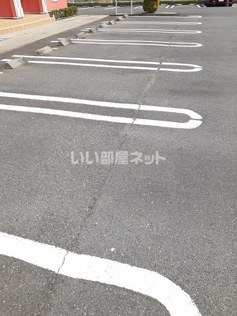 【松阪市中林町のアパートの駐車場】