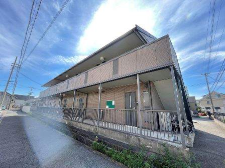 【姫路市飾磨区上野田のアパートの建物外観】