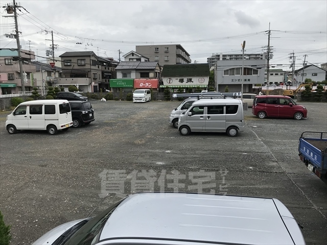 【高槻市津之江町のアパートの駐車場】