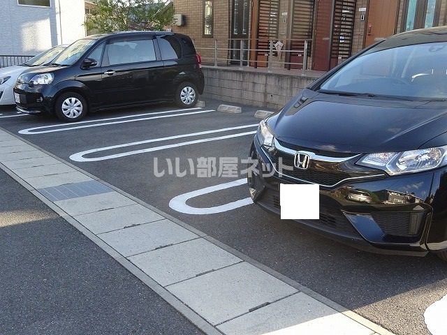 【四日市市尾平町のアパートの駐車場】