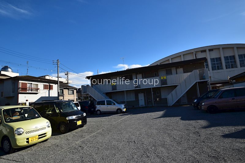 【足柄上郡松田町松田惣領のアパートの駐車場】