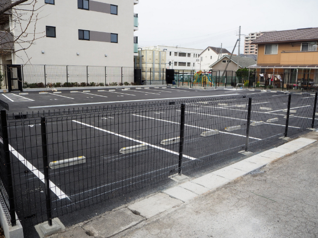 【野洲市小篠原のマンションの駐車場】