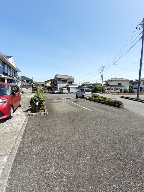 【富士市松岡のアパートの駐車場】